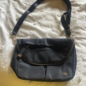 Lululemon black cross body bag. Excellent condition.